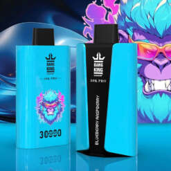 ダイナミックな背景に、様式化された炎のゴリラのグラフィックと「ブルーベリー ラズベリー」のフレーバー表示が付いた「Bang King 30K Pro」のラベルが付いた 2 つの鮮やかな青色の Vape デバイスが配置されています。