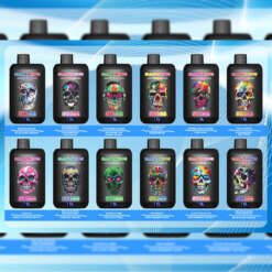 青い背景に、頭蓋骨のデザインとさまざまなフレーバー名が書かれたカラフルな vape ジュースのボトルが一列に並べられています。