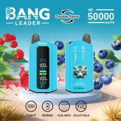 Bang Leader Vapeデバイスのプロモーション画像。デジタルスクリーンと虎のグラフィックを特徴とする2つの青いVapeモデルが紹介されています。主な特徴は、ダブルフレーバースイッチング、最大50,000回のパフ、Type-C充電、650mAhバッテリー、デュアルメッシュテクノロジー、そして調整可能な設定です。Vapeの周りには、フレーバーを表すラズベリーとブルーベリーが描かれています。