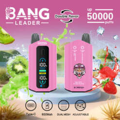ピンクのBang Leader Vapeデバイスのプロモーション画像。デュアルフレーバーオプション、50,000回の吸引容量、Type-C充電ポート、650Mahバッテリー、調整可能な設定を紹介しています。背景にはキウイとストロベリーアイスのフレーバーテーマがあります。
