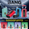 さまざまなカラフルな vape デバイスを特集した Bang Leader 50000 vape 製品の広告。50,000 回の吸引、2 倍のフレーバー オプション、調整可能なワット数を強調しています。
